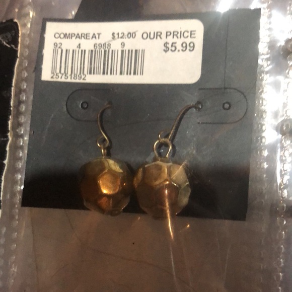 45 pair of earrings with a travel seperator booklet included - Picture 5 of 17